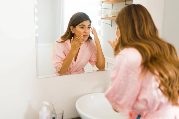 Sad Latin Woman Looking Mirror Her Face Wrinkles Skin Imperfections — Stockfoto