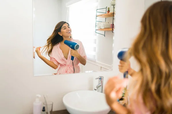 Gyönyörű Izgatott Nevet Miközben Szárítja Haját Egy Hajszárítóval Készülődik Fürdőszobában — Stock Fotó