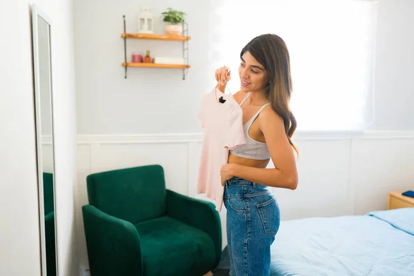 Hispanic Woman Her 20S Changing Clothes Getting Ready Out While — Stockfoto
