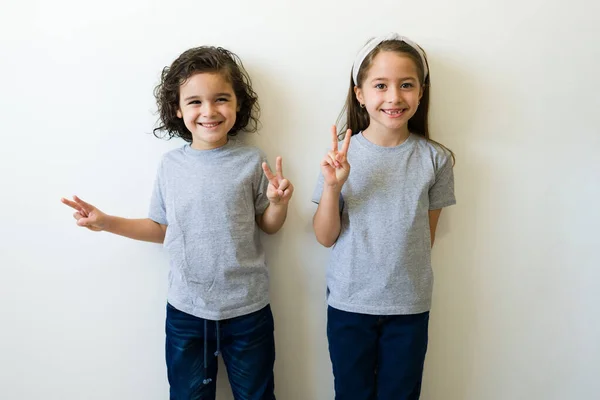 Happy Little Kids Having Fun Making Peace Sign While Wearing —  Fotos de Stock