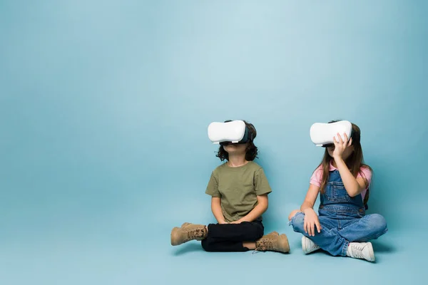 Elementary Children Sitting Floor While Playing Together Virtual Reality Glasses — Φωτογραφία Αρχείου