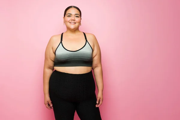 Beautiful Size Woman Smiling Wearing Activewear Ready Exercise Pink Studio — Stockfoto