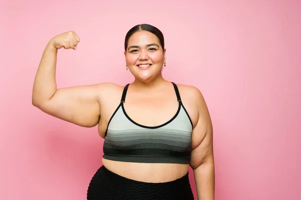Strong Cheerful Obese Woman Sportswear Doing Bicep Curl Feeling Powerful — Stockfoto