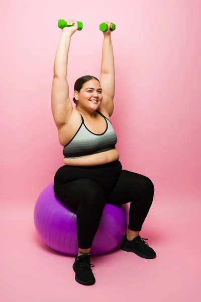 Excited Obese Woman Smiling Making Eye Contact While Sitting Fitness — Stock Photo, Image