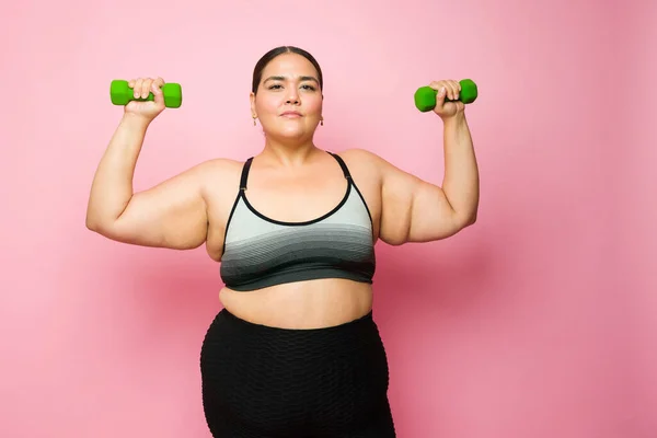 Obese Hispanic Woman Looking Camera While Lifting Dumbbell Weights Exercising — Stok Foto