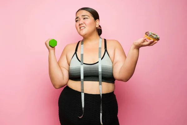 Tired Sad Fat Woman Looking Exhausted Lifting Weights Exercising While — Stockfoto