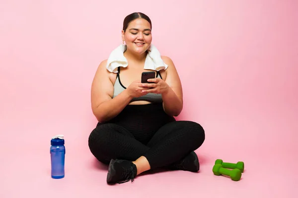 Cheerful Obese Woman Taking Break Her Exercises Texting Her Smartphone — Foto de Stock