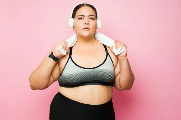 Determined Obese Woman Sweating Using Towel Listening Music Headphones Working — Stock fotografie