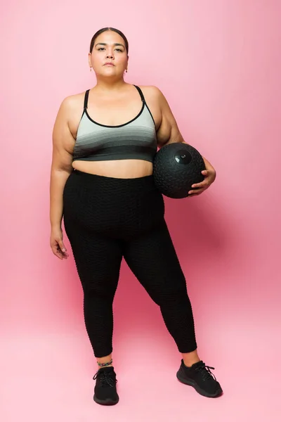 Full Length Determined Beautiful Woman Obesity Using Slam Ball Exercising — Stockfoto