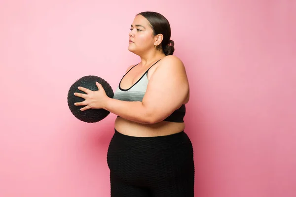 Overweight Young Woman Working Out Cross Training Exercising Using Slam — Stockfoto