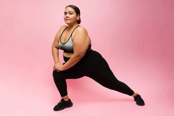 Portrait Beautiful Latin Overweight Woman Sportswear Doing Lunges Exercises Cardio — Stockfoto