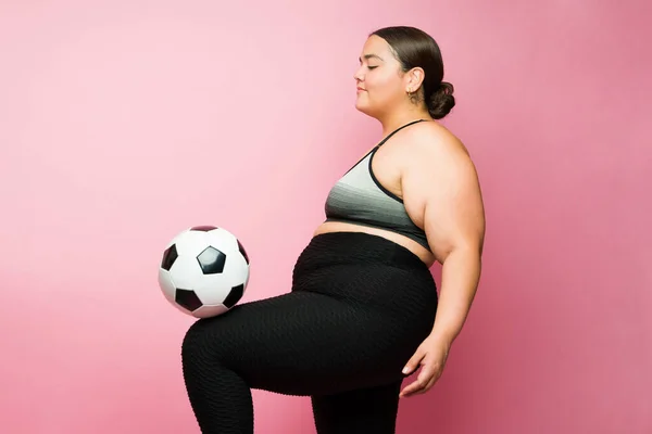 Active Fat Latin Woman Activewear Playing Soccer Ball While Exercising — Stockfoto