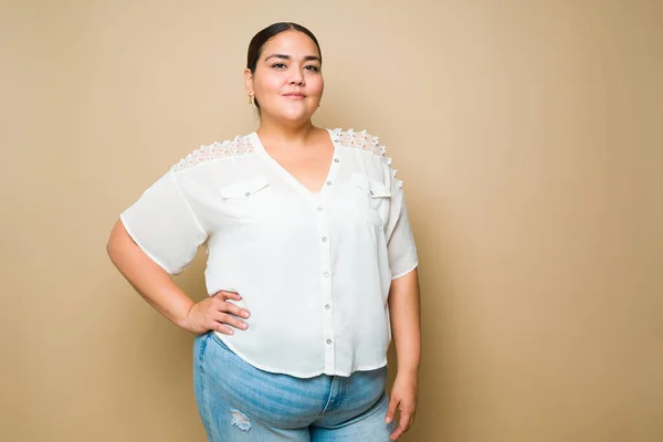 Attractive Hispanic Obese Woman Wearing Casual Clothes Hand Her Hip — Stockfoto