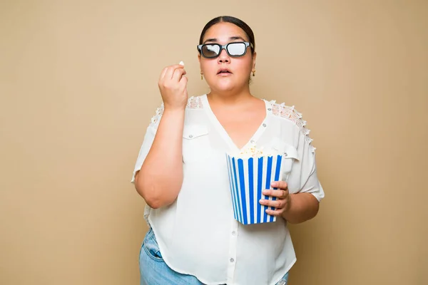 Beautiful Fat Woman Wearing Glasses Watching Movie Theatre While Eating — Fotografia de Stock