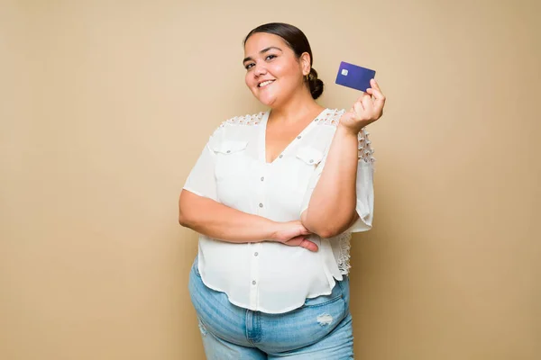 Cheerful Fat Young Woman Smiling Showing Her Credit Card Looking — 스톡 사진
