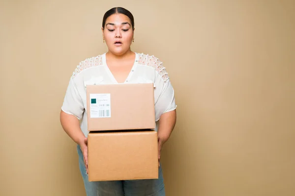Surprised Overweight Young Woman Holding Her Mail Package Receiving Parcels — Stockfoto