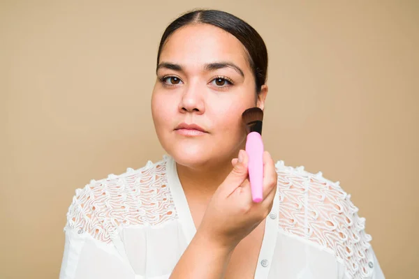 Portrait Beautiful Hispanic Woman Looking Camera Using Makeup Brush Use — Fotografia de Stock