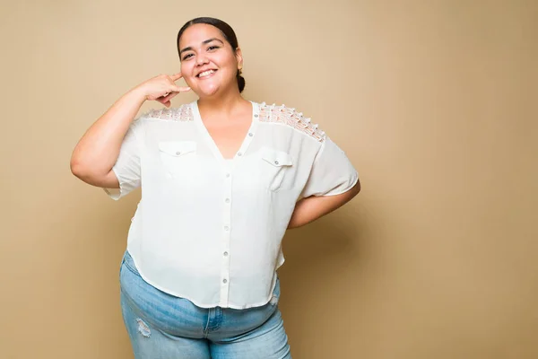 Cheerful Obese Latin Woman Making Phone Gesture Her Hand Asking — Stock fotografie