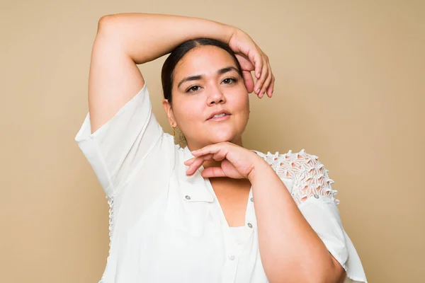 Portrait Shot Beautiful Size Latin Woman Putting Arm Her Head — Stock fotografie