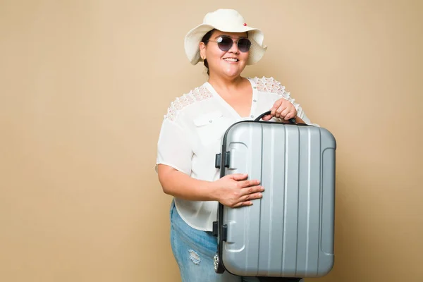 Cheerful Fat Woman Summer Hat Sunglasses Holding Her Suitcase Traveling — Stockfoto