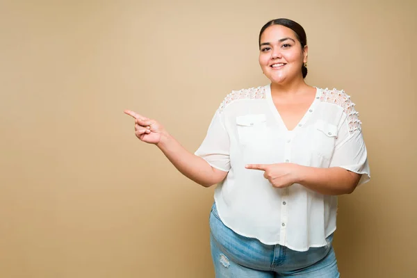 Big Young Woman Looking Happy Smiling While Pointing Her Fingers — 图库照片