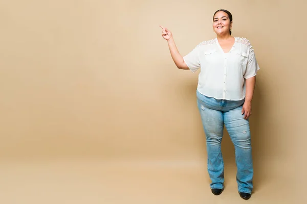 Confident Obese Young Woman Smiling Promoting Body Positivity Pointing Her — Foto Stock