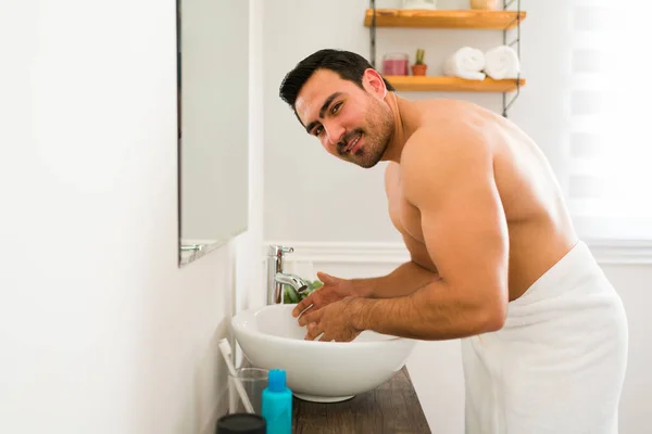 Muscular Shirtless Young Man Looking Camera Smiling While Washing Her — Stock Photo, Image