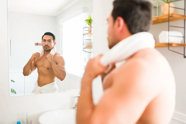 Rear View Handsome Latin Shirtless Man Athletic Body Using Towel — Stock Photo, Image