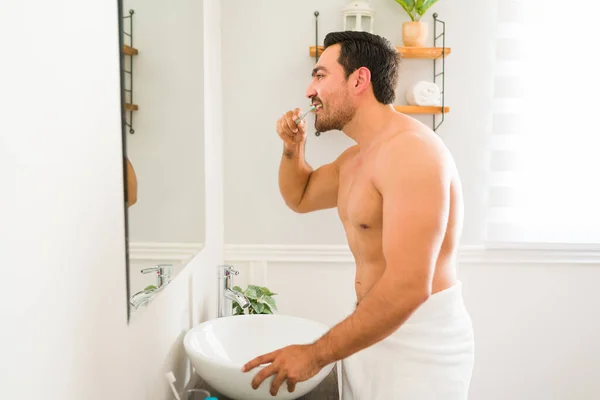 Side View Shirtless Young Man Using Toothbrush Brushing His Teeth — Foto de Stock