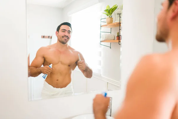Χαρούμενος Δυνατός Άντρας Χαμογελάει Στον Καθρέφτη Του Μπάνιου Ενώ Είναι — Φωτογραφία Αρχείου
