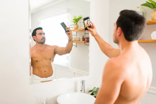Привабливий Сорочки Латинський Чоловік Доглядає Собою Смартфоном Після Ванни Готується — стокове фото