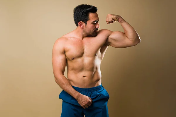 Fitness Muscular Man Doing Bicep Curl Showing His Arm Muscles — Zdjęcie stockowe