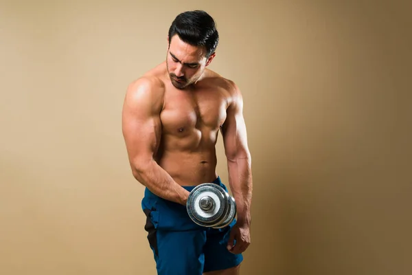 Hispanic Young Man Working Out His Strong Muscles Lifting Weights — Zdjęcie stockowe