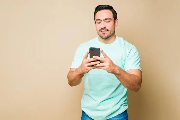 Happy Latin Young Man Texting His Smartphone Using Social Media — Fotografia de Stock