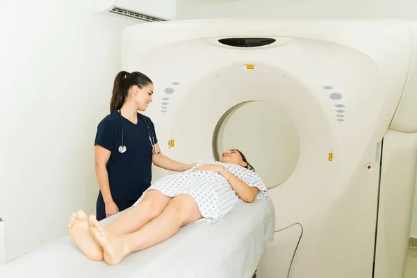 Cheerful Female Technician Smiling Comforting Young Woman Getting Tomography While — Fotografia de Stock