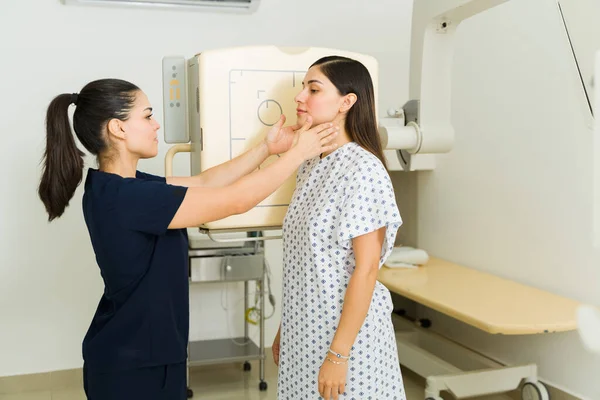 Profile Female Nurse Touching Neck Young Woman Doing Ray Study — Foto Stock