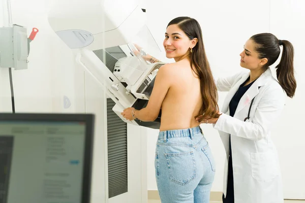 Cheerful Beautiful Woman Smiling Looking Camera While Getting Mammogram Diagnostic — Zdjęcie stockowe