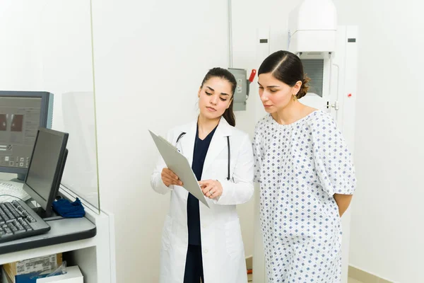 Female Radiologist Giving Medical Results Mammogram Ray Exam Young Woman — Fotografia de Stock