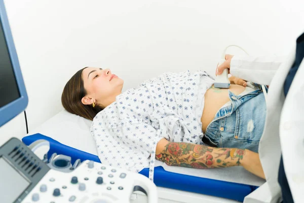 Beautiful Pregnant Woman Getting Ultrasound Check Her Baby Doctor Hospital — 스톡 사진