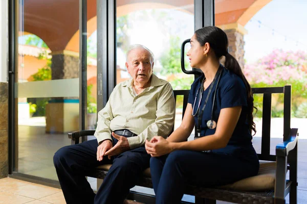 Beautiful Latin Nurse Chatting Nursing Home Caucasian Retired Old Man — Stock Photo, Image