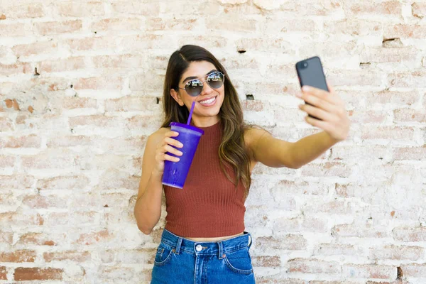 Glad Vacker Kvinna Med Solglasögon Tar Selfie Med Smartphone För — Stockfoto