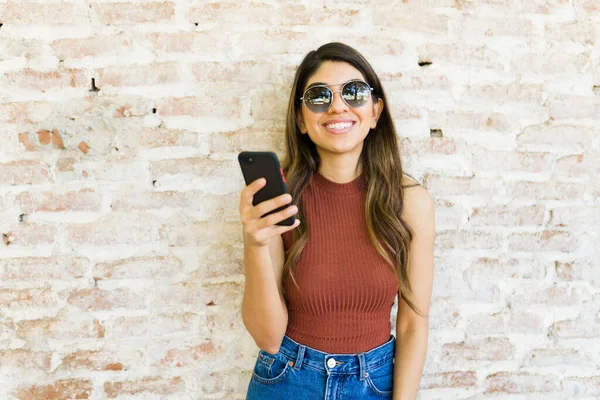 Happy Young Woman Sunglasses Summer Looking Camera While Texting Her — Stock Photo, Image