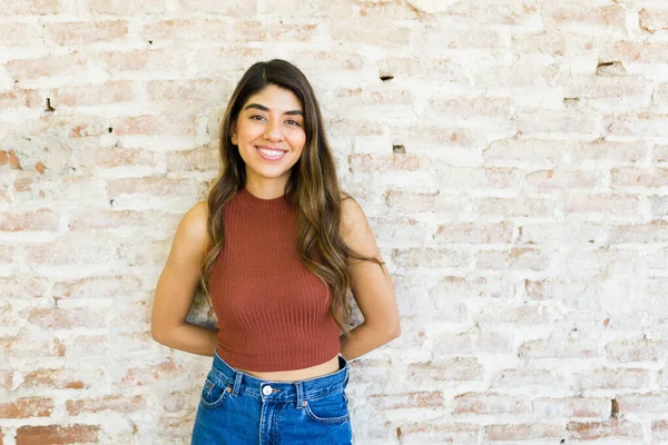 Jovem Atraente Sorrindo Olhando Feliz Enquanto Desfruta Livre Frente Uma — Fotografia de Stock