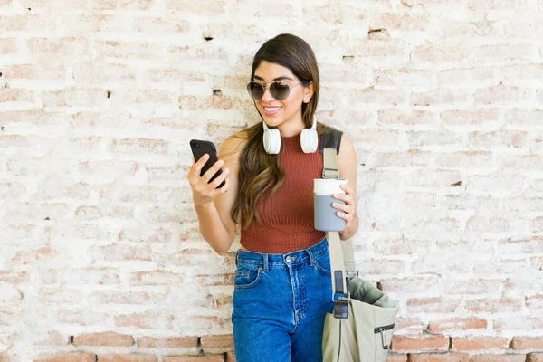 Smiling Hispanic Woman Sunglasses Texting Smartphone While Ready Work — Stock Photo, Image