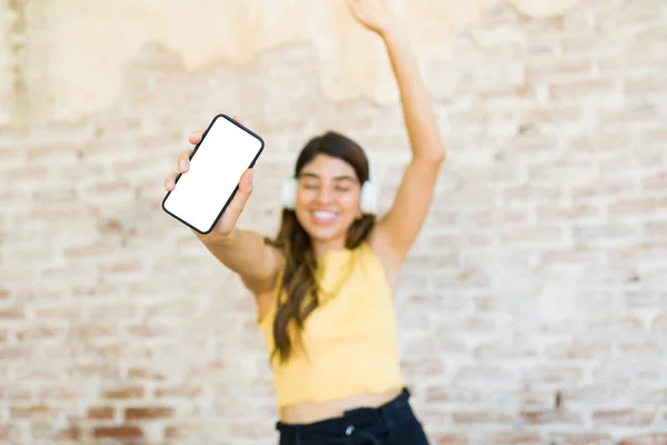 Opgewonden Jonge Vrouw Tonen Haar Smartphone Scherm Tijdens Het Luisteren — Stockfoto