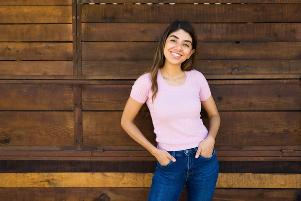 Jovem Mulher Sorrindo Olhando Lindo Enquanto Posando Frente Uma Parede — Fotografia de Stock