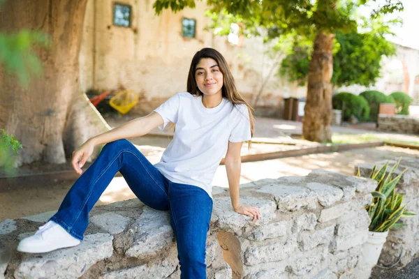 Prachtige Latijnse Jonge Vrouw Draagt Een Wit Mockup Shirt Tijdens — Stockfoto