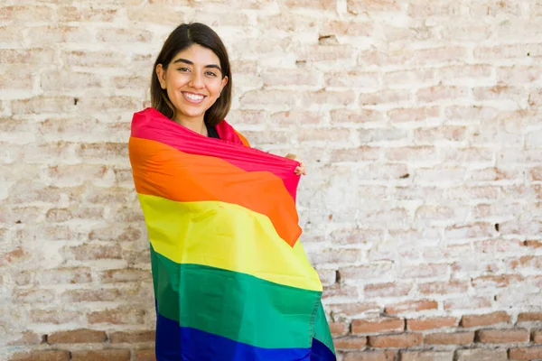 Alegre Gay Mujer Envuelto Arco Iris Orgullo Bandera Sentirse Feliz — Foto de Stock