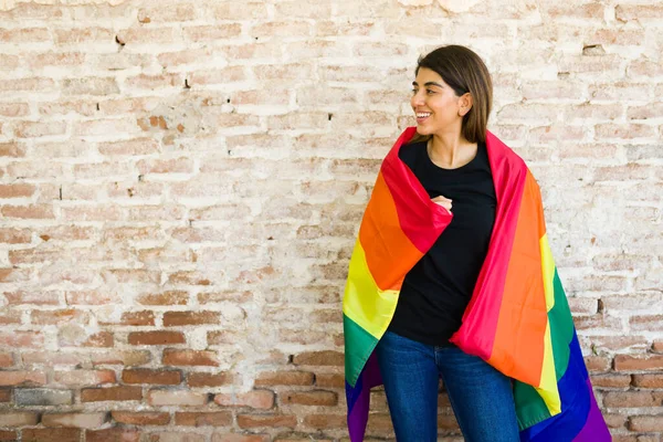 Atractiva Mujer Gay Hispana Usando Una Bandera Orgullo Arcoíris Aire — Foto de Stock