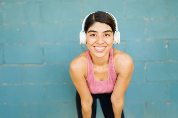 Actief Gelukkig Latijn Vrouw Maken Oogcontact Luisteren Naar Muziek Met — Stockfoto